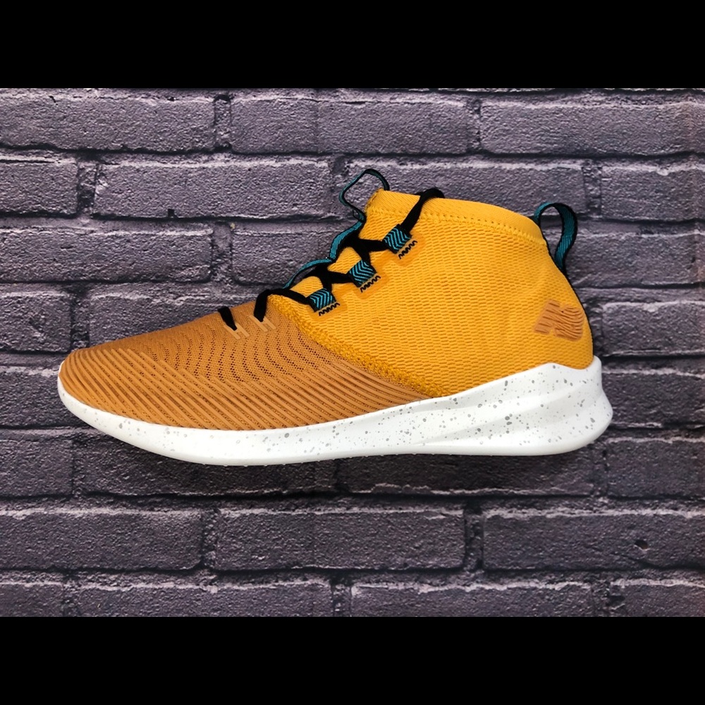 New Balance Cypher Run Men’s size 10 Gold Mustard